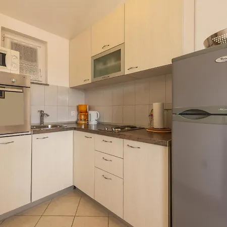 Lovely In With Kitchen Apartment *